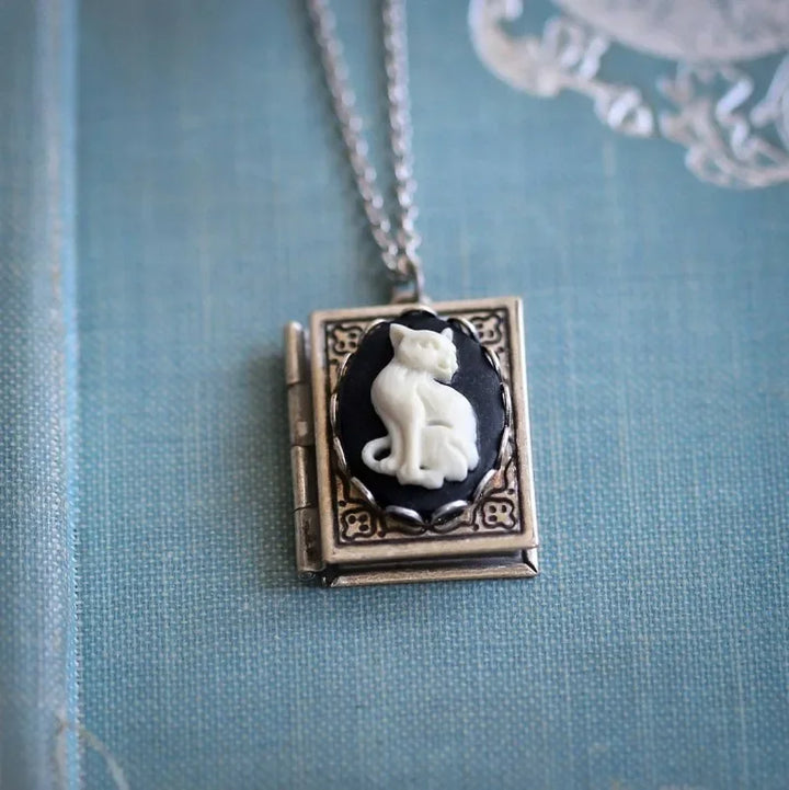 Retro Kattbok Hänge Halsband – Rotera Sida Design