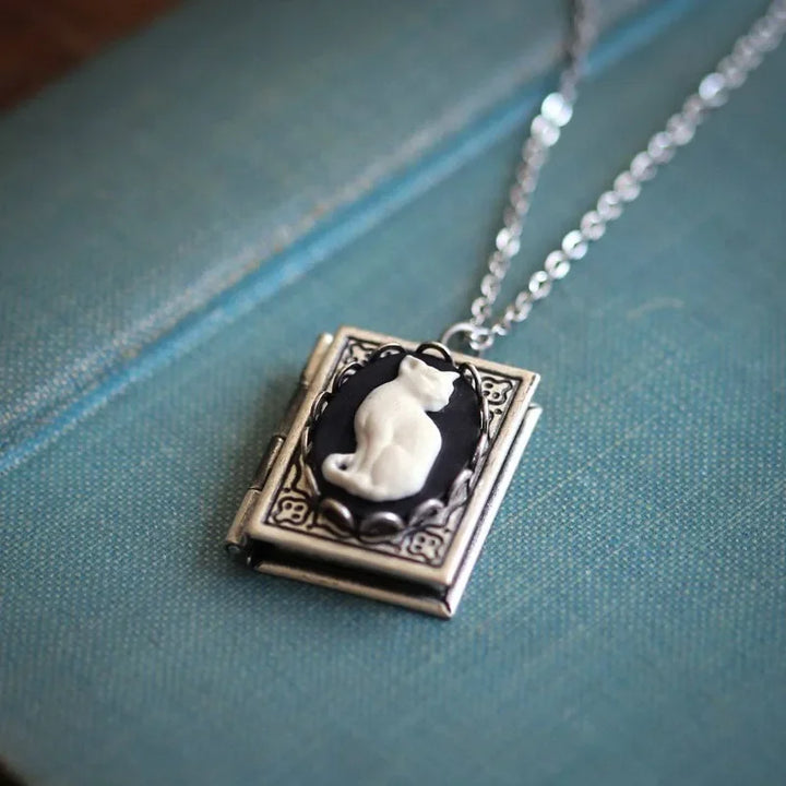 Retro Kattbok Hänge Halsband – Rotera Sida Design