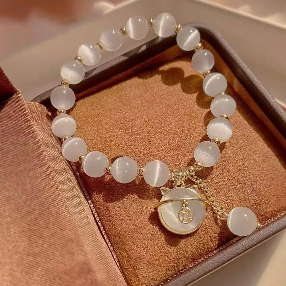 Armband med pärlor och lyckokatt-hänge