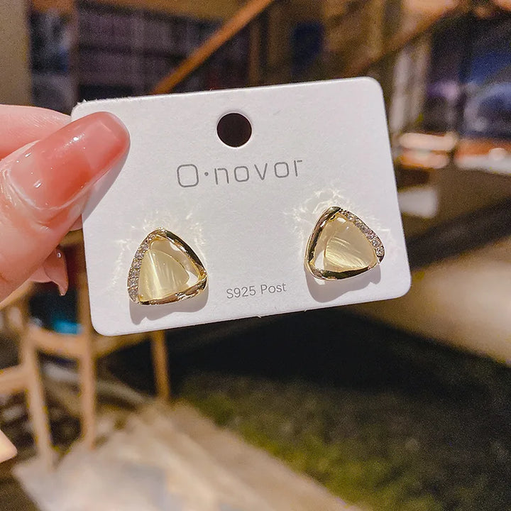 Eleganta triangulära örhängen med opal och kristall