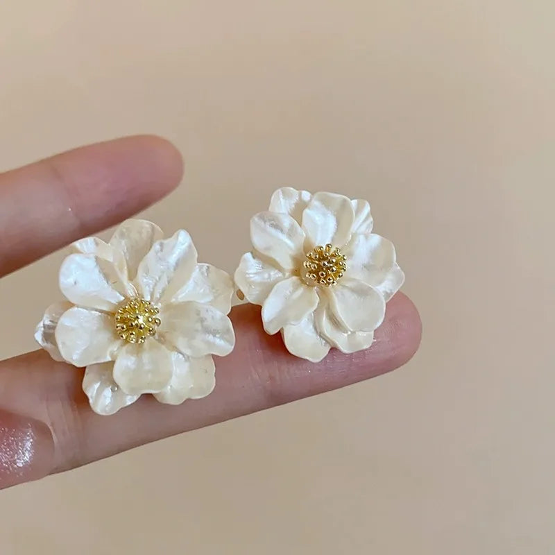 Chic Vita akrylblommiga stiftörhängen