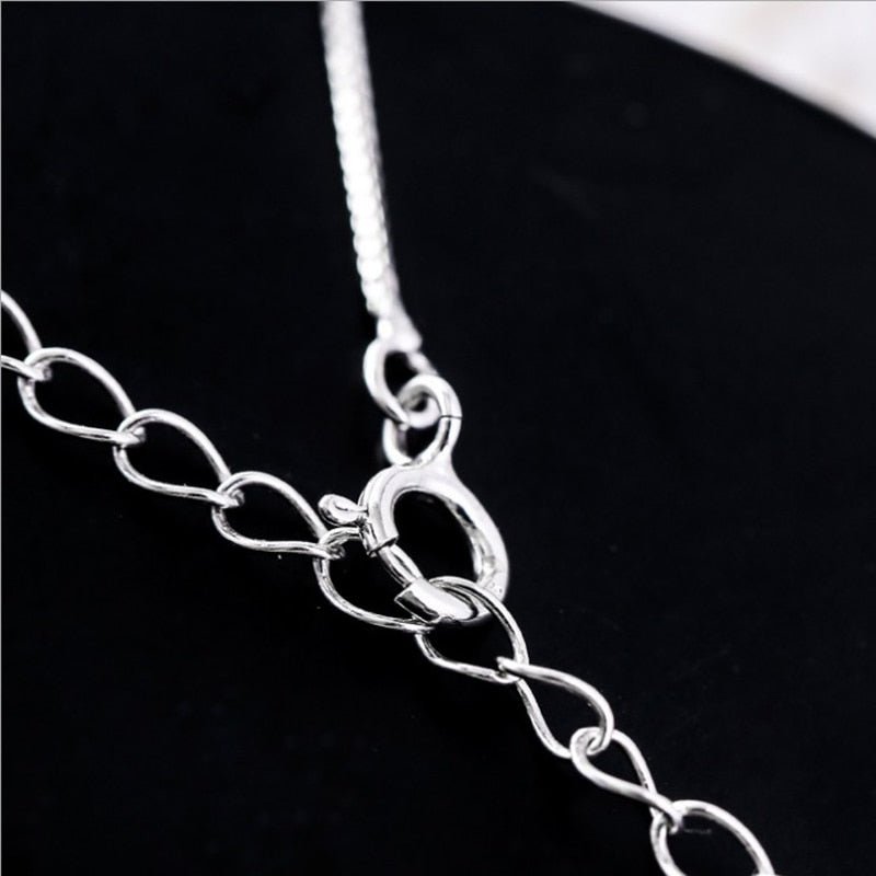 Stilfull katt-halsband med halvmåne och kattmotiv
